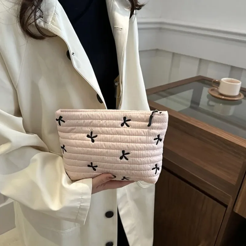 Urocza kosmetyczka z zamkiem b – Embroidery Bag recenzja i cena